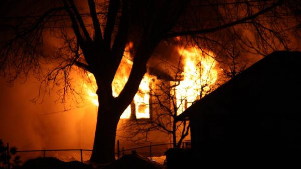 Две деца запалиха дървена къща във Варна (ВИДЕО)