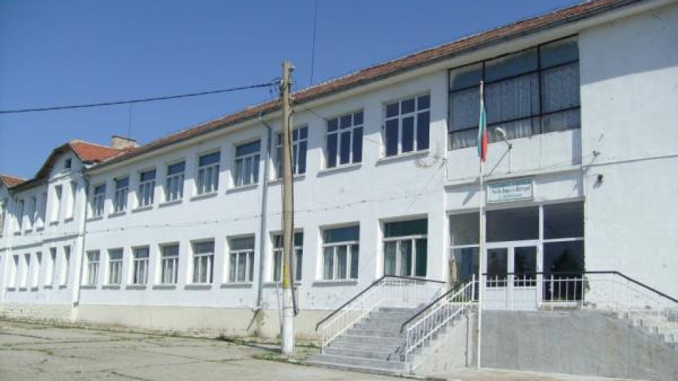 Направен е опит за палеж на училището в село Дивотино, Пернишко