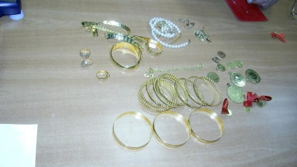 Измамници откраднаха златни накити за 20 000 лева от възрастна жена в Асеновград