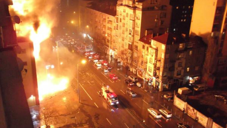 Пожарът в Mall of Sofia e овладян (ВИДЕО)