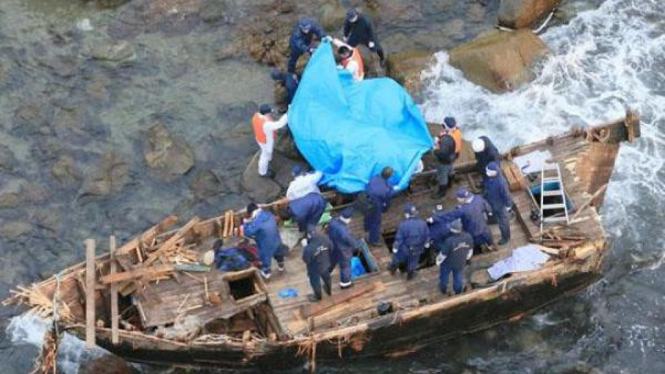 Поне пет разложени тела са открити в лодка близо до Япония
