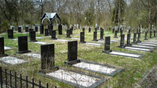 Вандали оскверниха гробище в Благоевград