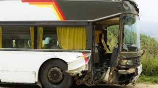 Пътнически автобус катастрофира в София