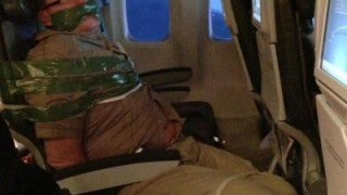 Усмириха мъж с тиксо и колани в самолет до Ню Йорк (СНИМКА)