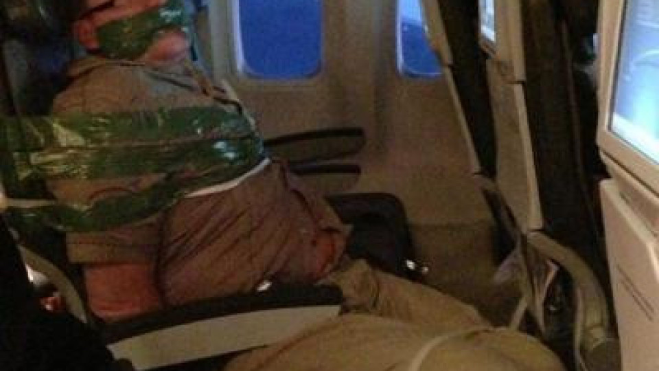 Усмириха мъж с тиксо и колани в самолет до Ню Йорк (СНИМКА)