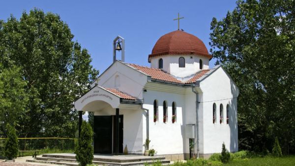 Нагли крадци сквернят божии обители из България