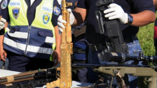 Полицията в Хондурас иззе златен автомат AK-47