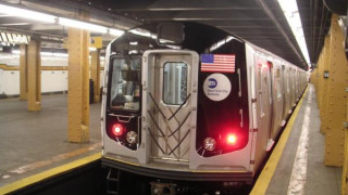Мъж преби и блъсна жена на релсите на метро в САЩ (ВИДЕО)