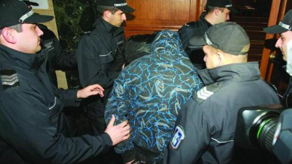 Пиян охранител стреля по деца в Асеновград