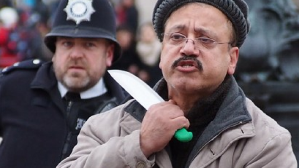 Мъж размаха ножове пред Бъкингамския дворец (ВИДЕО)