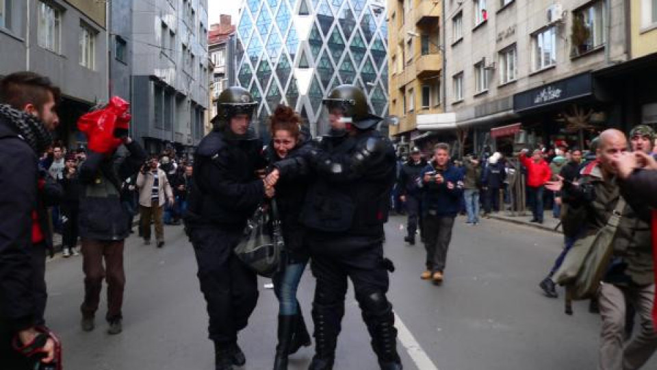 Масов бой между полиция и протестиращи на протеста срещу ЕРП-тата (СНИМКИ)