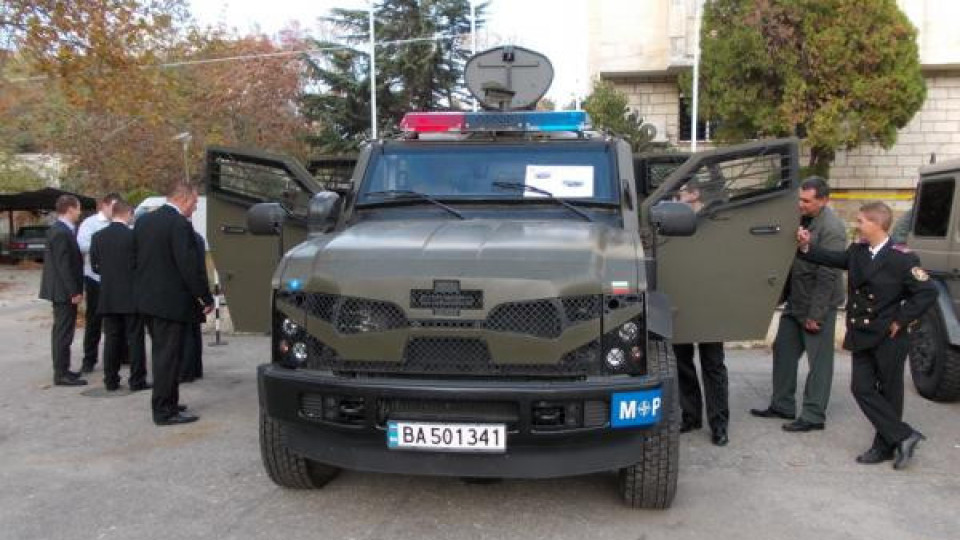 Военните влизат в София с бронирани автомобили срещу протести