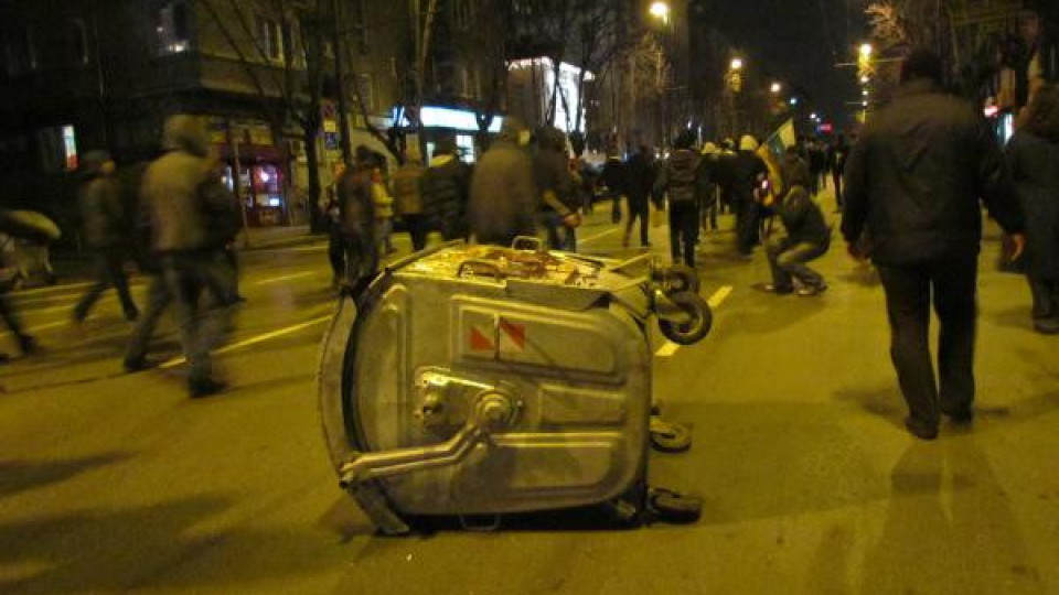Млади протестиращи започнаха да тормозят София