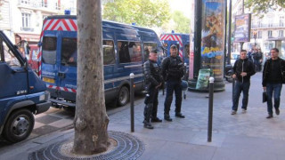 Въоръжен взе заложници в банков клон в Париж
