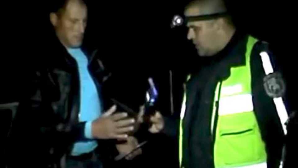 Видео: Пиян шофьор разиграва полицаи – не иска да се тества