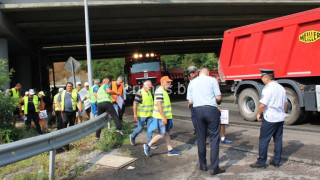Камион блъсна автомобил с бебе вътре на протест