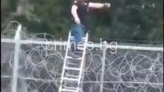 Мигранти се подиграват с полицай на границата, снимат видео