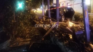 Автомобил се заби в спирка на градския транспорт