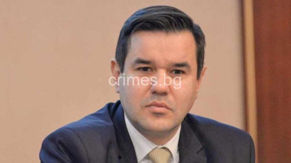 Икономическият министър Никола Стоянов изчегърта едни калинки, за да нареди там своите калинки