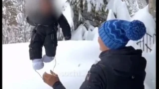 Шокиращо: Майка хвърли бебето си в преспа сняг (ВИДЕО)
