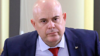 Взривът избухнал 1-2 секунди по-рано. Това спасило Гешев и семейството му