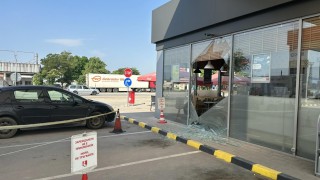 Апокалипсис! Озверели от глад пловдивчани разбиха бензиностанция  за една баничка! Ексклузивни снимки и видео!