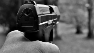 Какво става в София? Деветокласник извади пистолет в клас. Мъж вади оръжие срещу полицаи