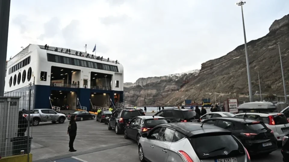 Специален автомобил, използван при земетресенията в Турция, пристигна на Санторини