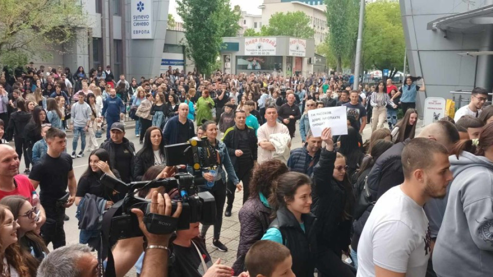 Протест пред полицията в Хасково след убийството на 18-годишната Магдалена