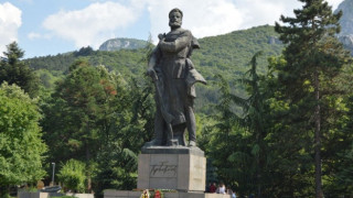 Монтират обратно паметника на Христо Ботев във Враца след реконструкцията
