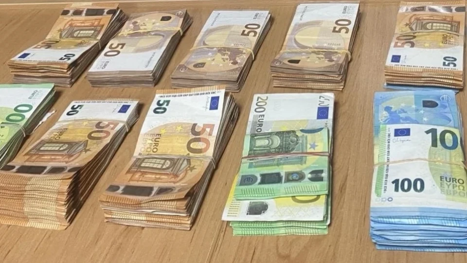 Митничари задържаха недекларирана валута за над 55 000 лв. на "Калотина"