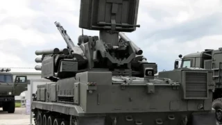Новата руска бойна машина „Панцир“ е снабдена с четири ракети за борба с дронове