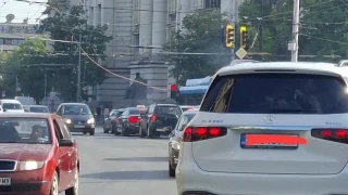 Тролей скъса жици пред СУ "Св. Климент Охридски", затрудни движенето