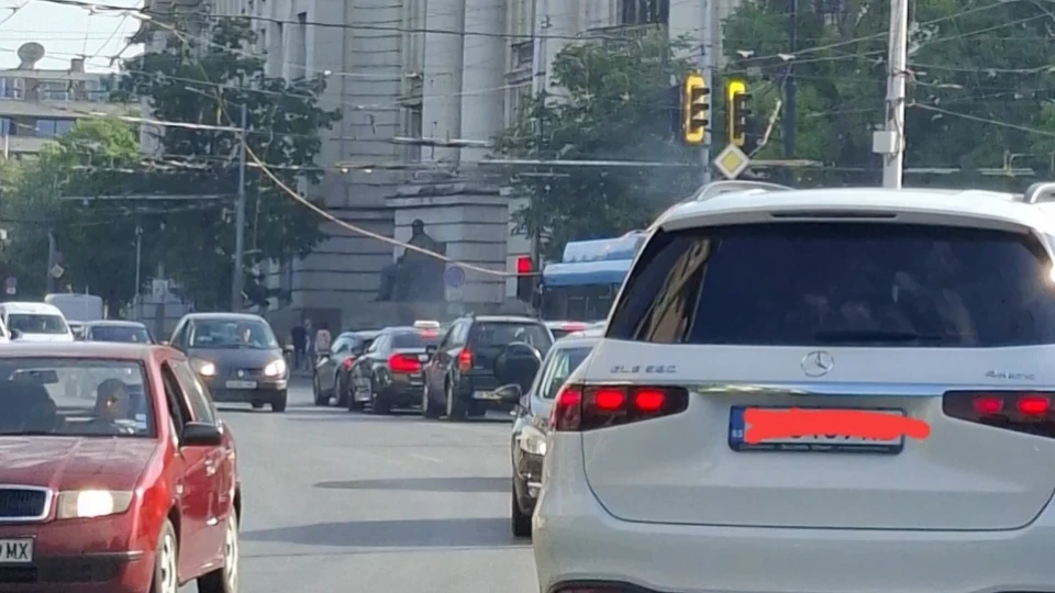 Тролей скъса жици пред СУ "Св. Климент Охридски", затрудни движенето