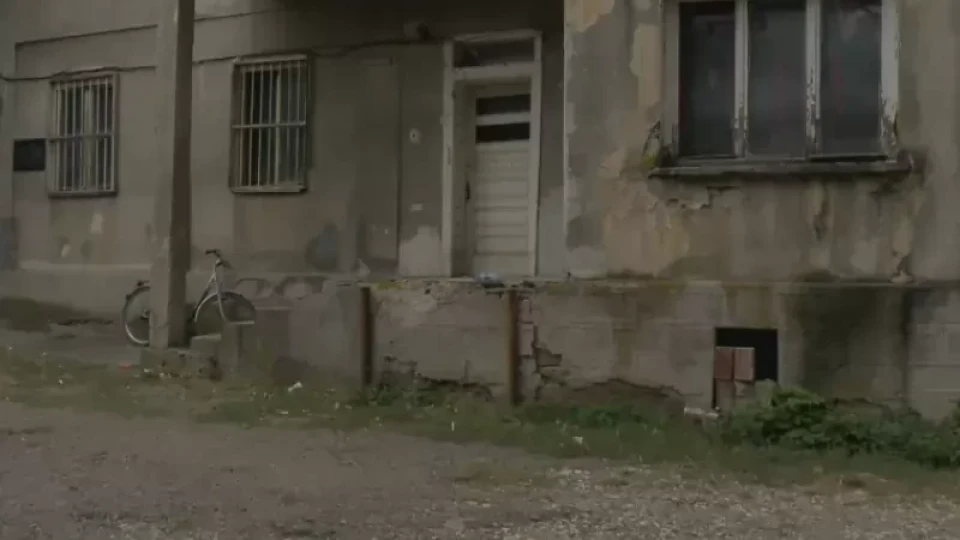 Медицинска сестра отива на съд за зловеща смърт на вързан в психиатрия младеж