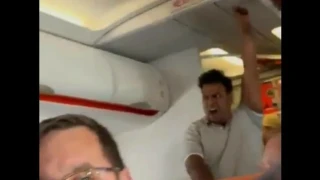 Свалиха пътник от борда на самолет в Шотландия: Крещял "Аллах Акбар" и "Смърт за Тръмп"