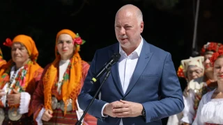 Ум робува, ум царува…: Бъгария от пожари гори, суша и безводие страната мори…, но Желязков речи на събор държи?! >> С песен, танц и облекло показваме духа на българина