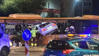 Вижте момента, в който 21-годишният шофьор се забива с аудито си в автобуса (видео)