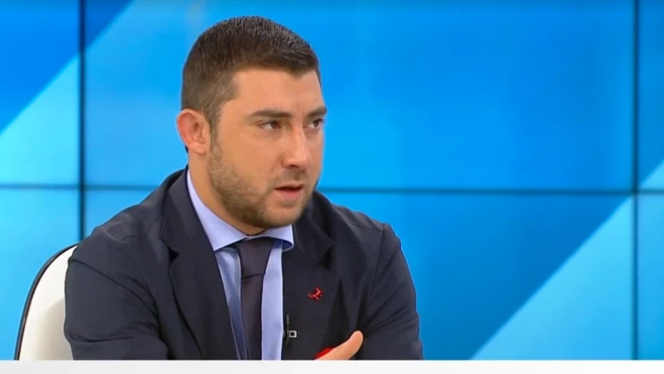 София се управлява от маймуни с бомби. А до края на мандата има две години. До тогава жалба му майка на града…