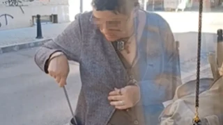Жена с ножове, чукове и ножици всява страх в София