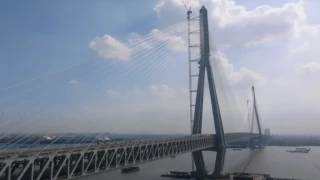 Китай откри рекордно висок мега мост с въжени висящи мостове над река Яндзъ (ВИДЕО)