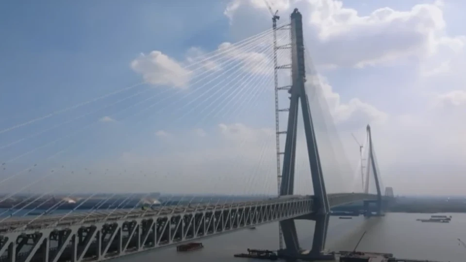 Китай откри рекордно висок мега мост с въжени висящи мостове над река Яндзъ (ВИДЕО)