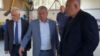 Бойко Борисов се появи на необичайно място, разгледа производството на "камикадзе дрон"