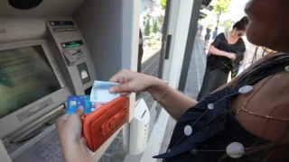 Трима българи са осъдени на затвор във Франция за източване на банкови карти, чрез скимиращи устройства