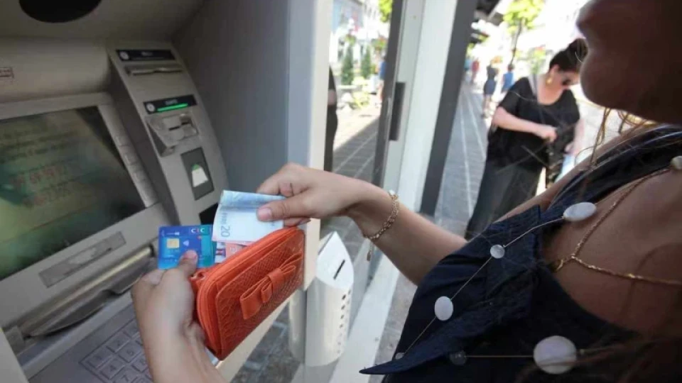 Трима българи са осъдени на затвор във Франция за източване на банкови карти, чрез скимиращи устройства Трима българи са осъдени на затвор във Франция за източване на банкови карти, чрез скимиращи устройства