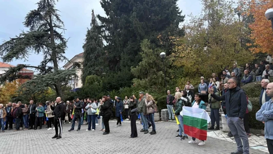 Великотърновци излязоха на неделен протест, настояват за чиста вода Великотърновци излязоха на неделен протест, настояват за чиста вода