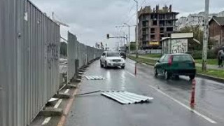 Предпазни огради от изкопа за метрото се откъснаха и удариха движеща се кола в София. Какви са щетите за потърпевшия шофьор?