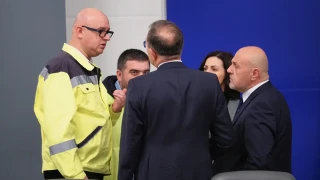 ДСБ предлага отпадане на почивни понеделник и вторник, когато официални празници съвпадат със събота или неделя ДСБ предлага отпадане на почивни понеделник и вторник, когато официални празници съвпадат със събота или неделя