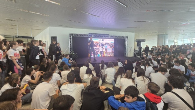 „Не сте сами“ обедини над 400 ученици в борбата срещу употребата на наркотици и хазартната зависимост „Не сте сами“ обедини над 400 ученици в борбата срещу употребата на наркотици и хазартната зависимост