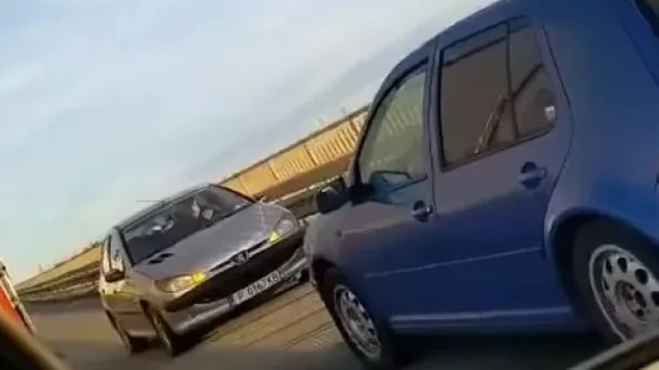 Голф подкара в аварийната, попадна на движещ се срещу него автомобил ВИДЕО
